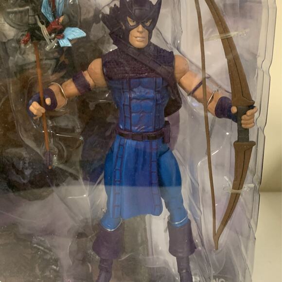 Diamond Select Toys Marvel Classic Hawkeye Action Figure - Picture 5 of 8
